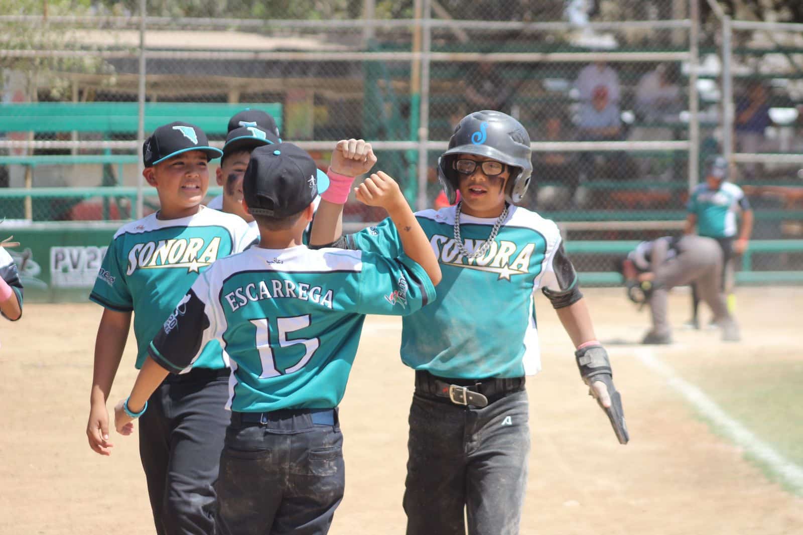 PELOTEROS DE SONORA CELEBRAN UNA CARRERA EN EL CAMPEONATO NACIONAL U 12 DE BEISBOL