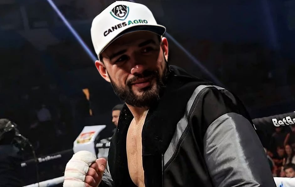 SUGAR NÚÑEZ POSA PARA LA FOTO TRAS UNA PELEA