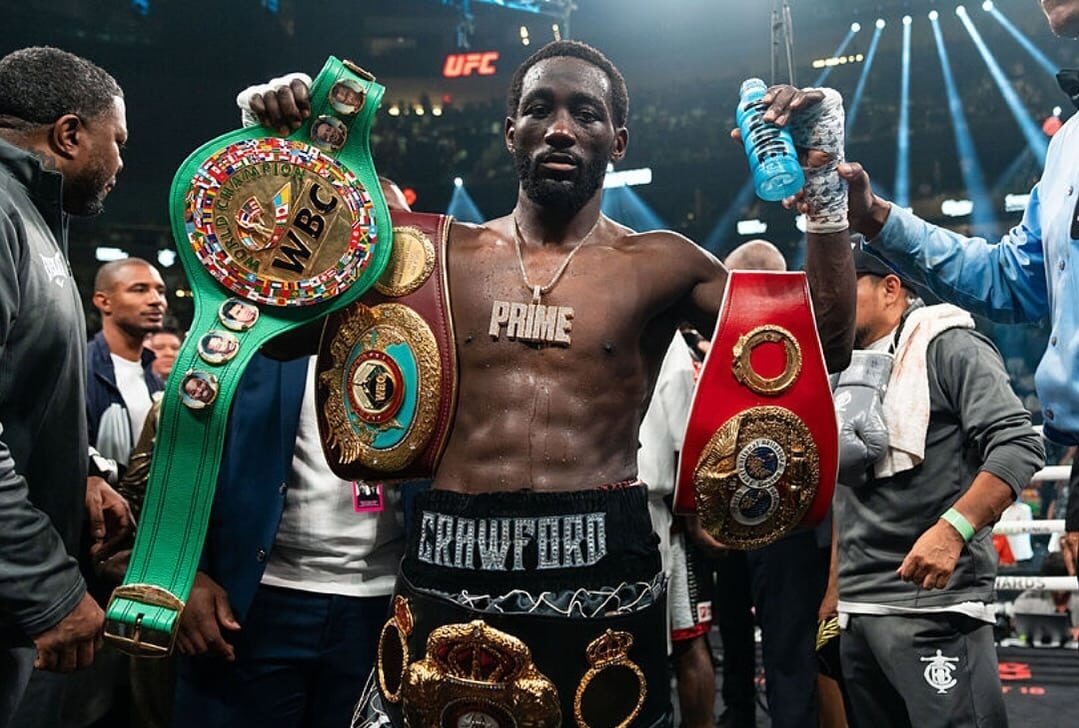 TERENCE CRAWFORD POSA PARA LA FOTO CON SUS TÍTULOS