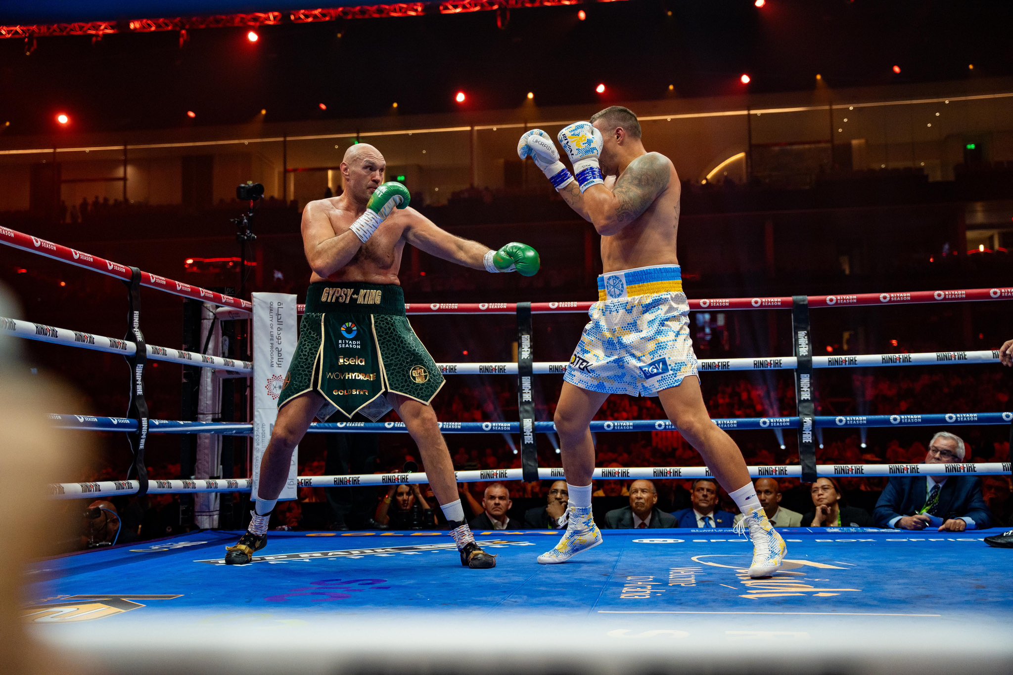 TYSON FURY A LA IZQUIERDA Y OLEKSANDR USYK A LA DERECHA DURANTE SU PELEA