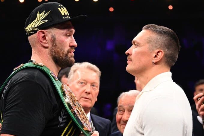TYSON FURY A LA IZQUIERDA Y OLEKSANDR USYK A LA DERECHA, CARA A CARA TRAS UNA PELEA DE FURY