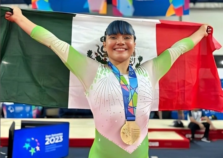 LA MEXICANA PORTA CON LA BANDERA NACIONAL