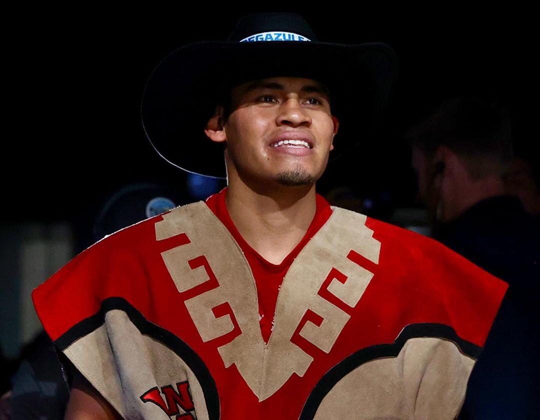 VAQUERO NAVARRETE CAMINANDO HACIA EL RING PREVIO A UNA PELEA DE BOXEO