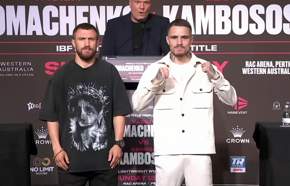 VASYL LOMACHENKO A LA IZQUIERDA Y GEORGE KAMBOSOS JR A LA DERECHA, POSANDO PARA LA FOTO