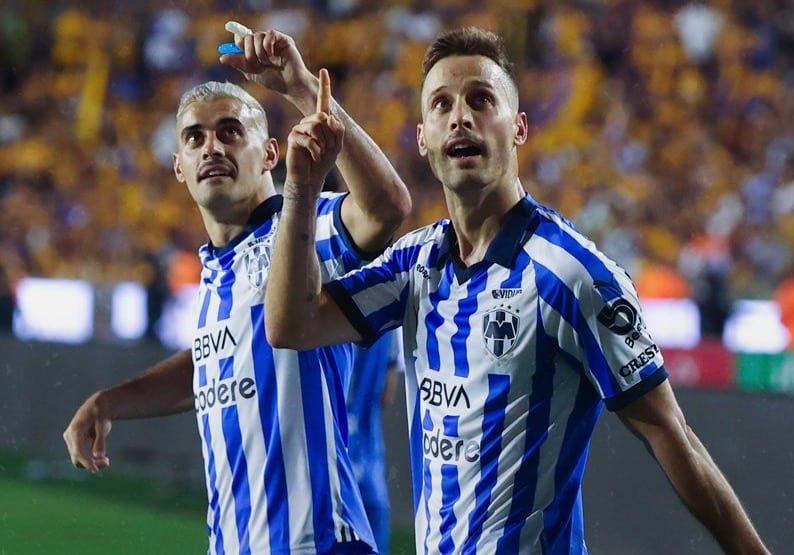 Sergio Canales festeja gol con Rayados en la ida de cuartos.