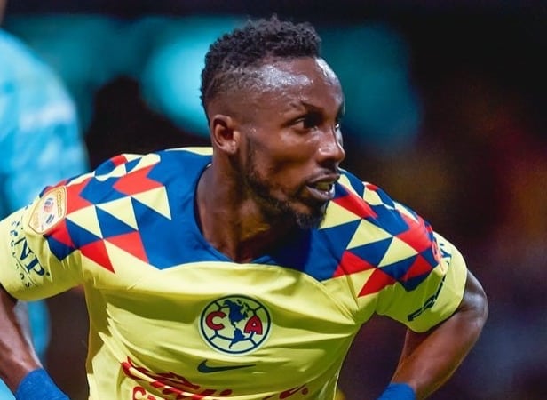 Julián Quiñones festeja gol con el América ante Pachuca.
