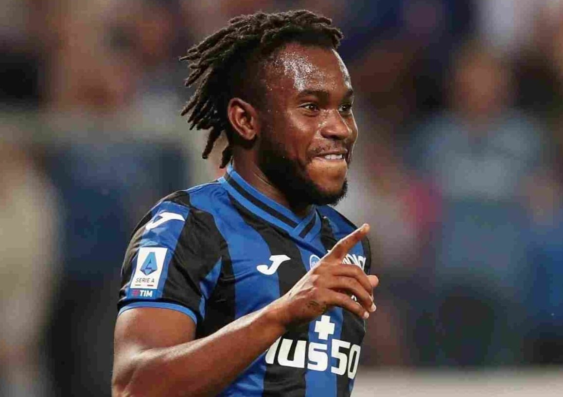 Duvan Zapata del Atalanta en festejo de gol.