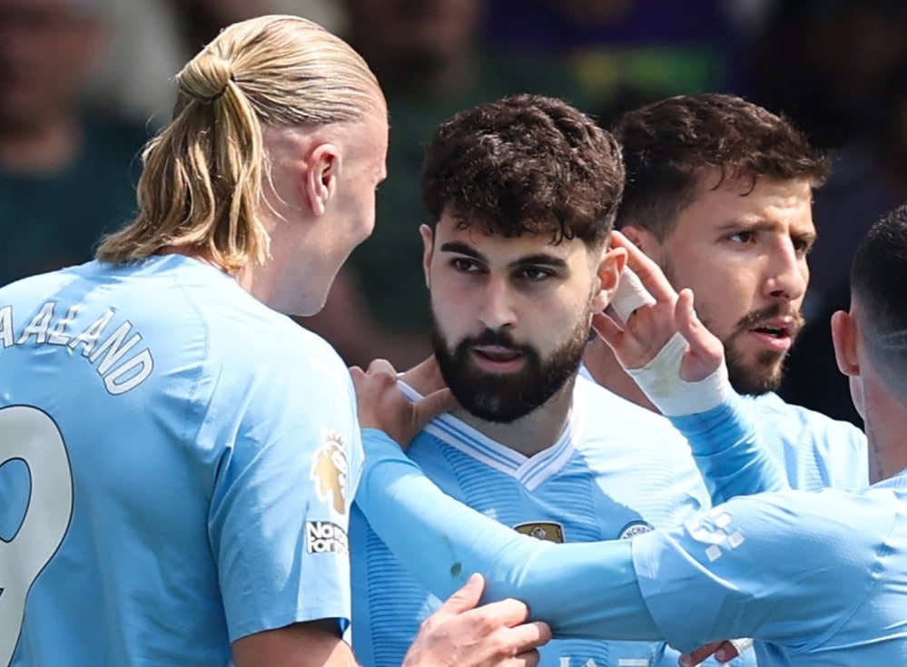Jugadores del Manchester City festejan gol contra el Fulham.