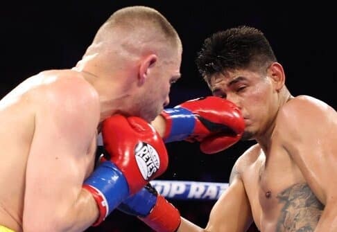 Denys Berinchyk impacta con un zurdazo en el rostro ante Navarrete.