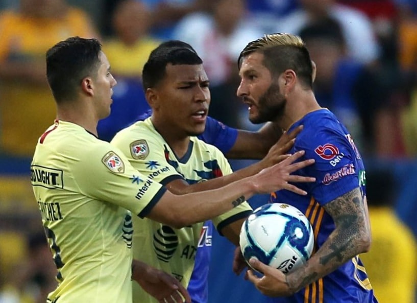 Gignac encara a jugador del América en la fase regular.