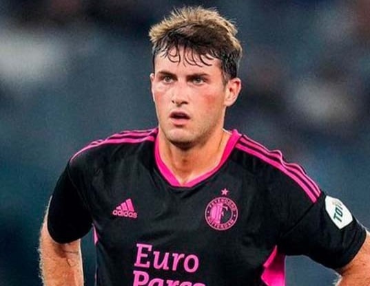 Santiago Giménez podría salir de Holanda este verano.