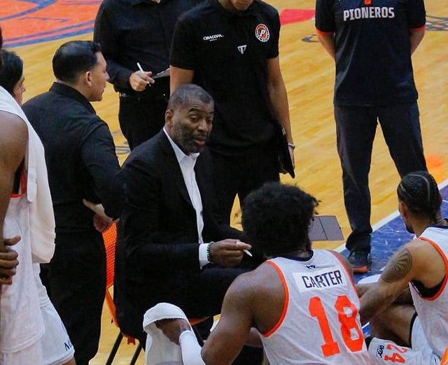Derrick Alston en la charla en pleno juego con Pioneros.