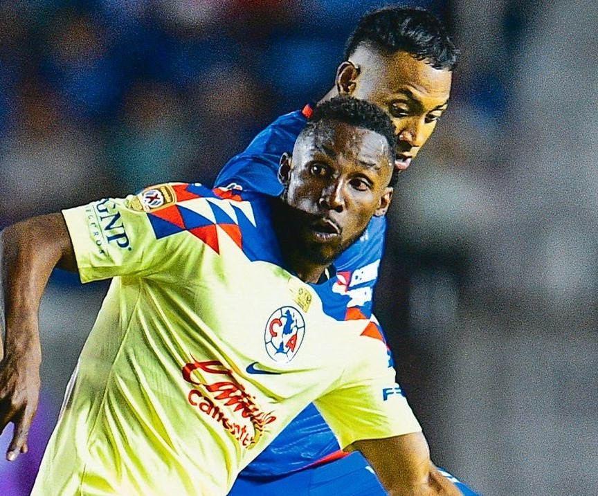 Julián Quiñones ante la marca de un defensa de Cruz Azul.