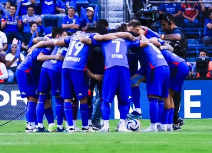 Jugadores del Cruz Azul previo al juego de ida de la gran final.