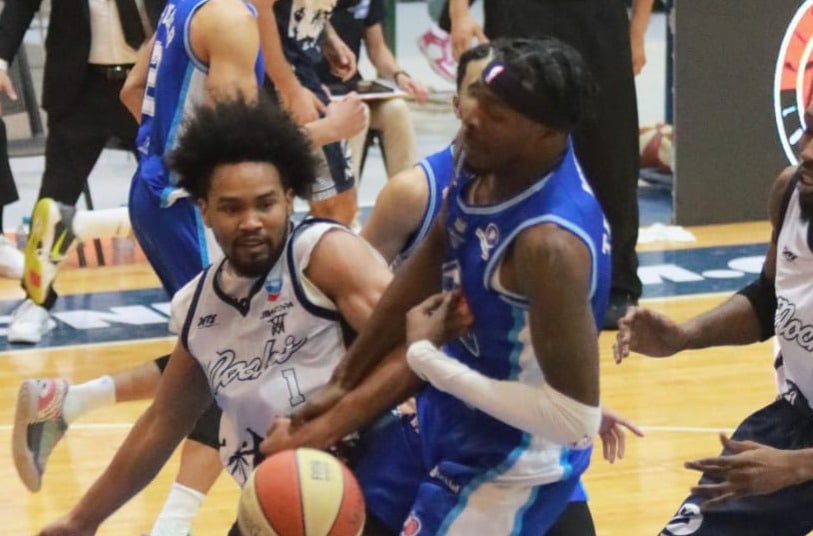 Jugador de Pioneros pelea el balón contra jugador de Astros.