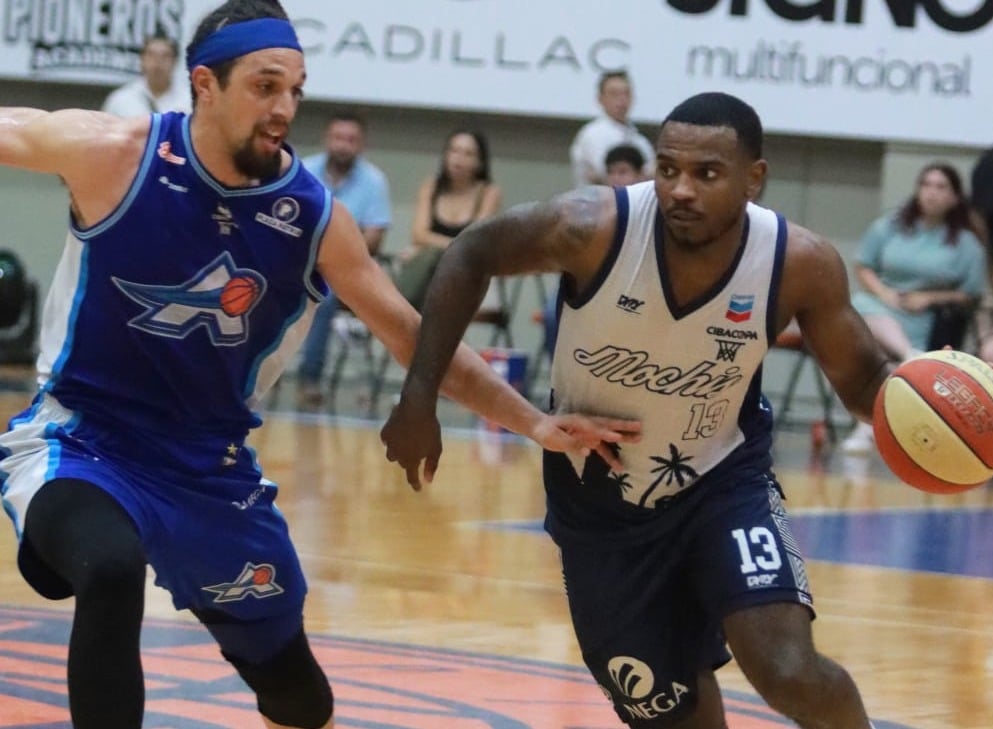 Jugador de Pioneros se quita la marca de uno de Astros de Jalisco.