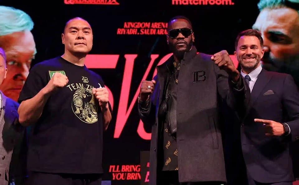 ZHILEI ZHANG A LA IZQUIERDA, Y DEONTAY WILDER A LA DERECHA, POSAN PARA LA FOTO TRAS UNA RUEDA DE PRENSA