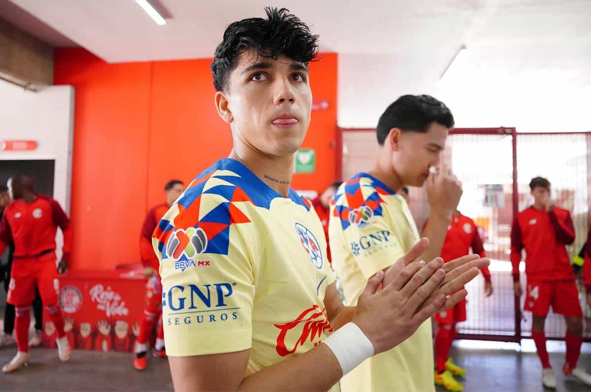 Kevin Álvarez en el pasillo del estadio Azteca.
