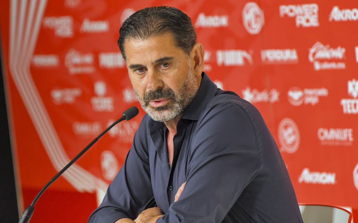 Fernando Hierro en rueda de prensa de Chivas.