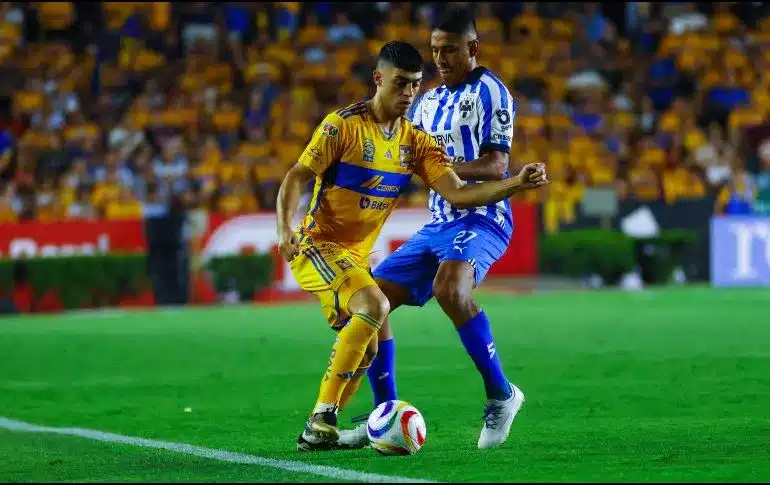 RAYADOS Y TIGRES PELEAN EL BALÓN