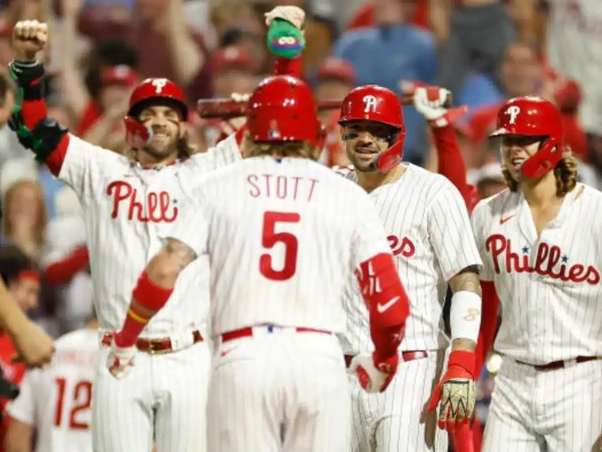 PHILLIES GANA A RANGERS PARA SEGUIR DE LIDER