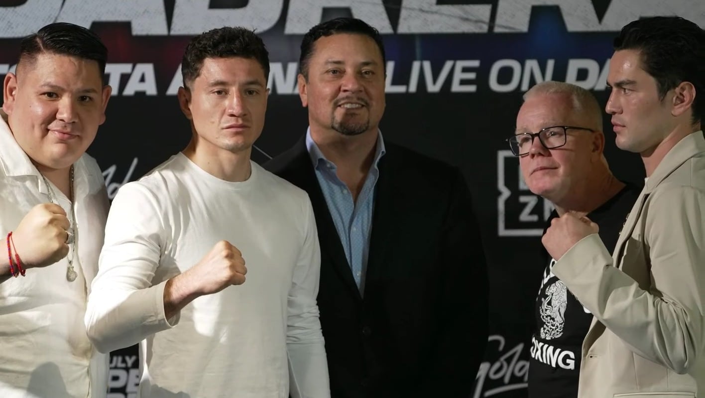 Zepeda y Cabrera posan para la foto con sus entrenadores