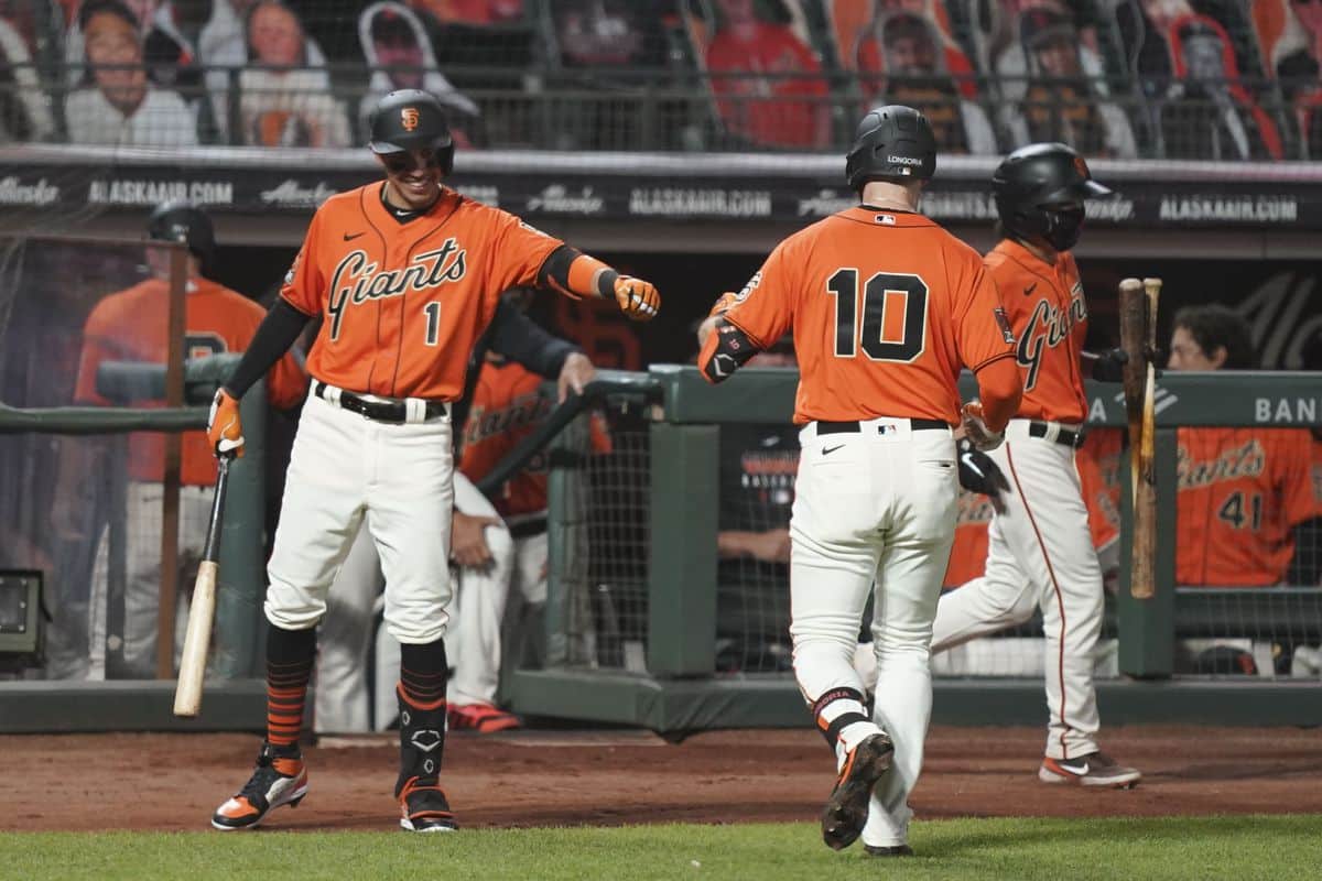 PELOTEROS DE LOS GIANTS CELEBRAN DURANTE UN PARTIDO EN LA MLB