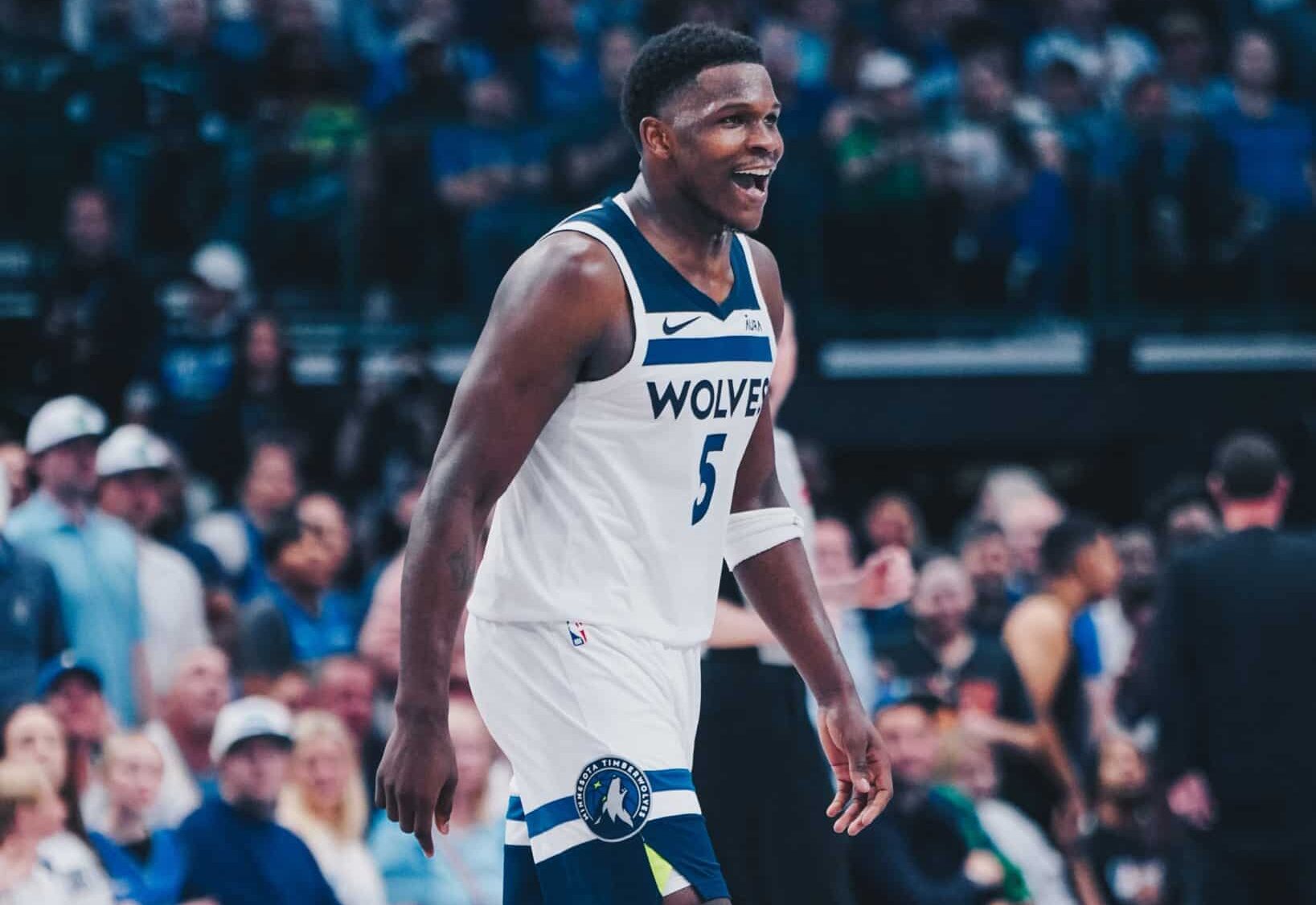 ANTHONY EDWARDS DE LOS TIMBERWOLVES DURANTE EL JUEGO 4 ANTE DALLAS EN LA FINAL DEL OESTE