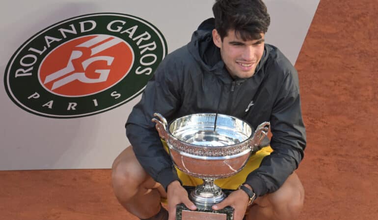 ALCARAZ SE TOMA LA FOTO CON EL TROFEO DE CAMPEÓN EN ROLAN GARROS