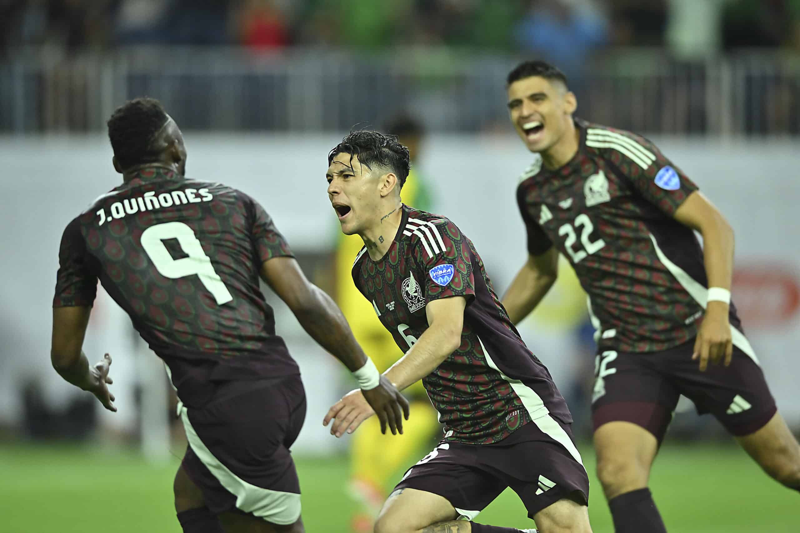 GERARDO ARTEAGA CELEBRA EL GOL CON MÉXICO ANTE JAMAICA