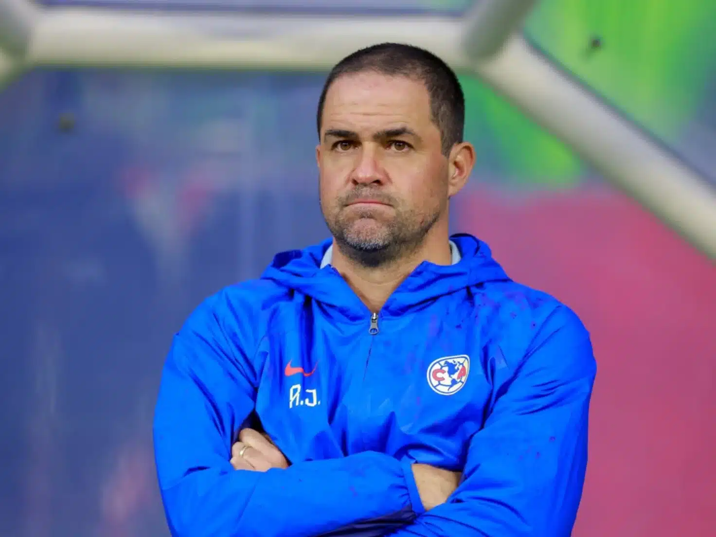 JARDINE VIENDO EL JUEGO DE SU EQUIPO