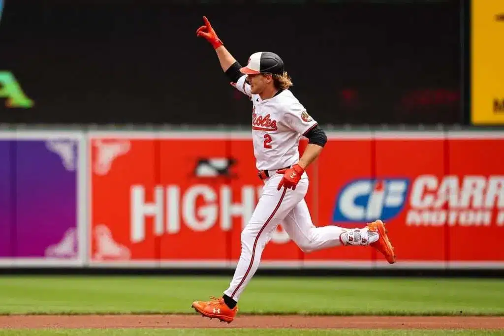 HENDERSON DA LA VUELTA AL PEGAR HOME RUN