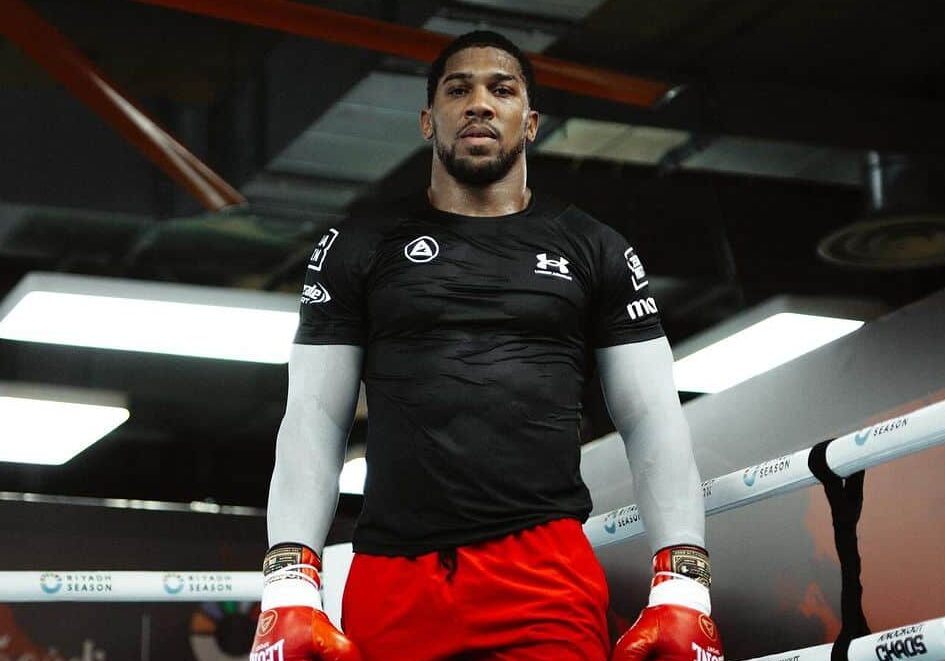 ANTHONY JOSHUA POSA PARA LA FOTO TRAS UN ENTRENAMIENTO