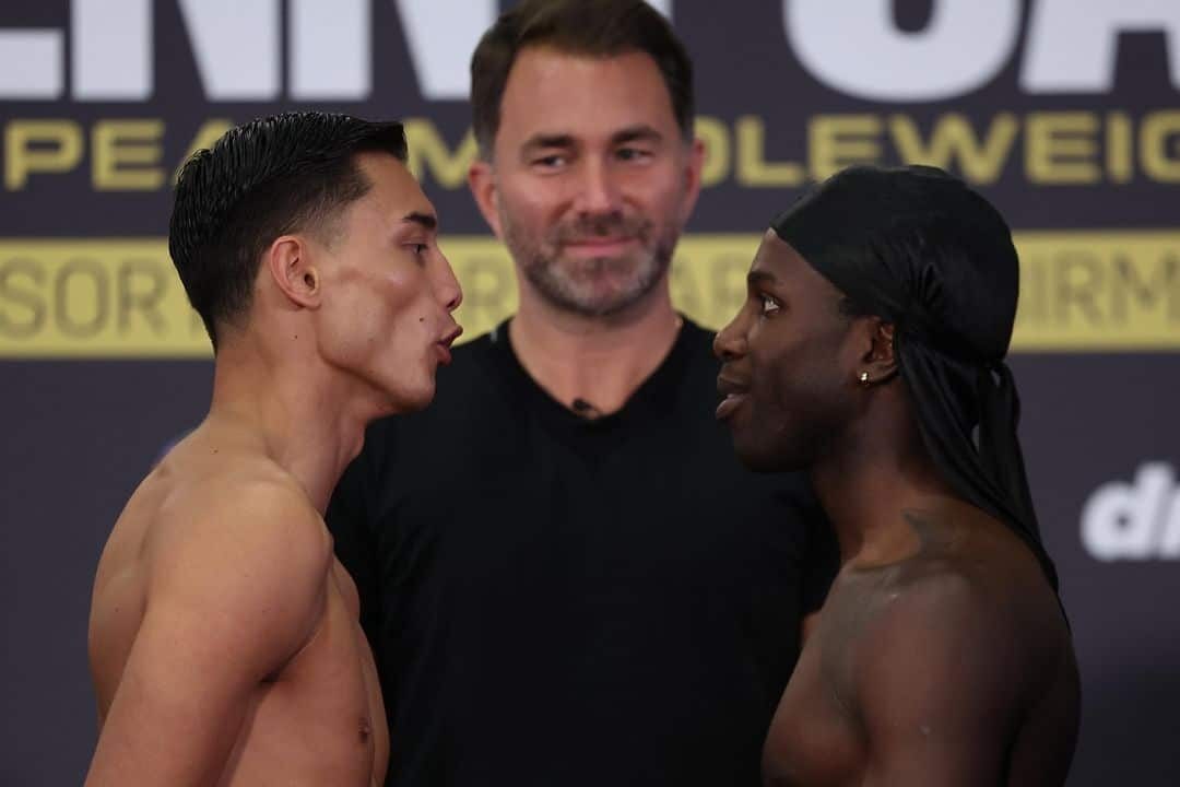 CAMERON VUONG A LA IZQUIERDA Y JEFF OFORI A LA DERECHA, CARA A CARA TRAS EL PESAJE