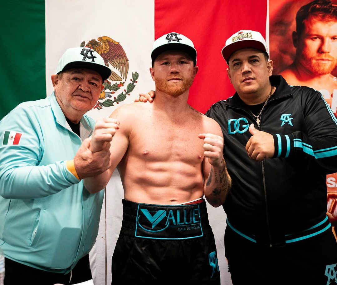 CANELO ÁLVAREZ POSA PARA LA FOTO CON CHEPO Y EDDY REYNOSO