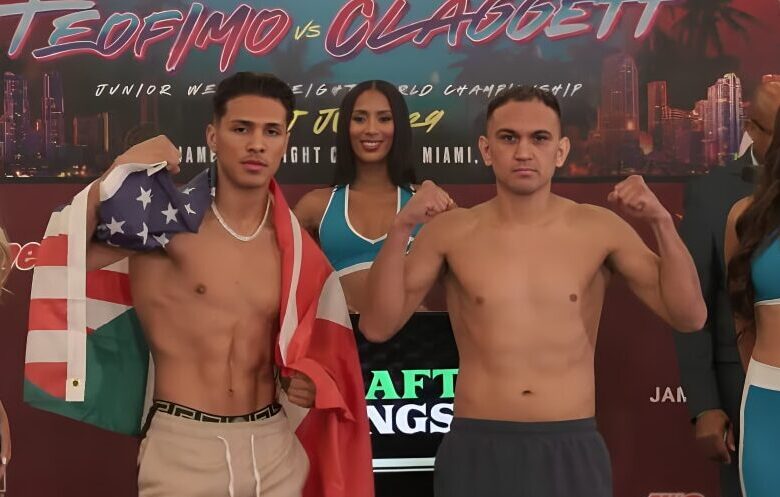EMILIANO VARGAS A LA IZQUIERDA Y JOSÉ ZARAGOZA A LA DERECHA, POSAN PARA LA FOTO TRAS EL PESAJE