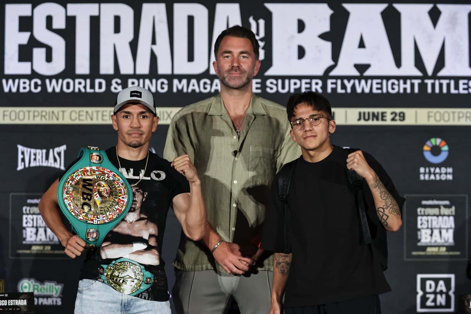 GALLO ESTRADA A LA IZQUIERDA, EDDIE HEARN DE MATCHROOM BOXING AL CENTRO, Y A LA DERECHA BAM RODRÍGUEZ