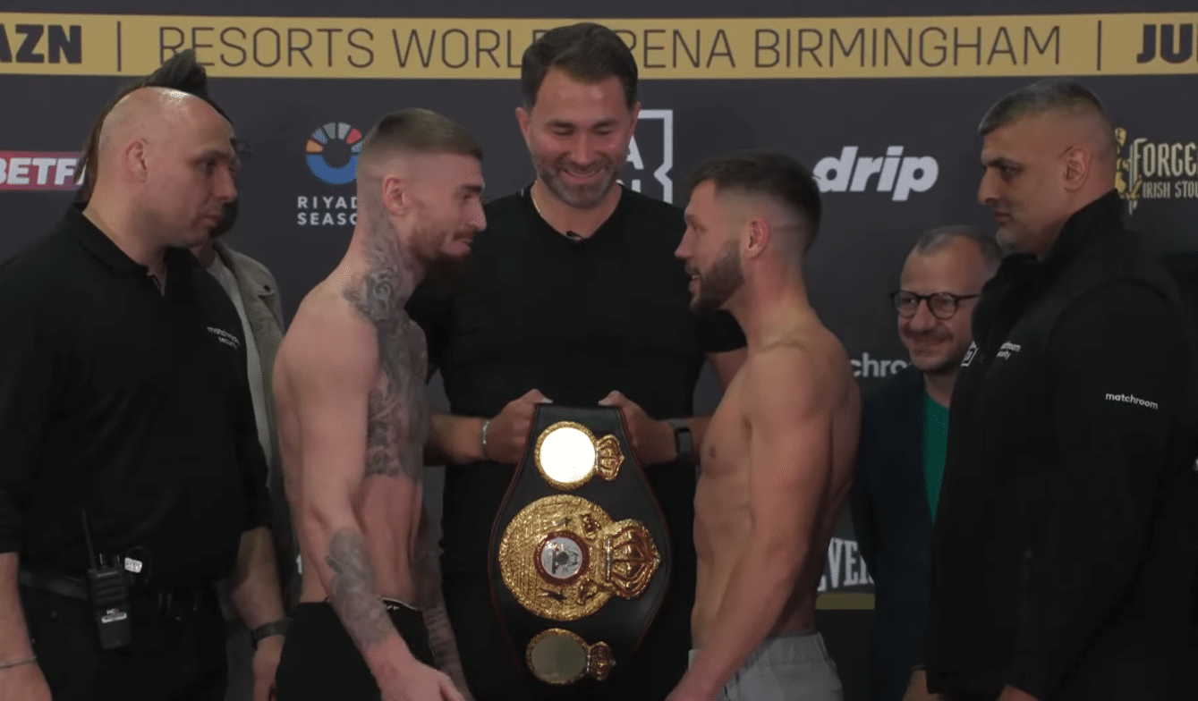 LEWIS CROCKER A LA IZQUIERDA Y CONAH WALKER A LA DERECHA, CARA A CARA TRAS EL PESAJE