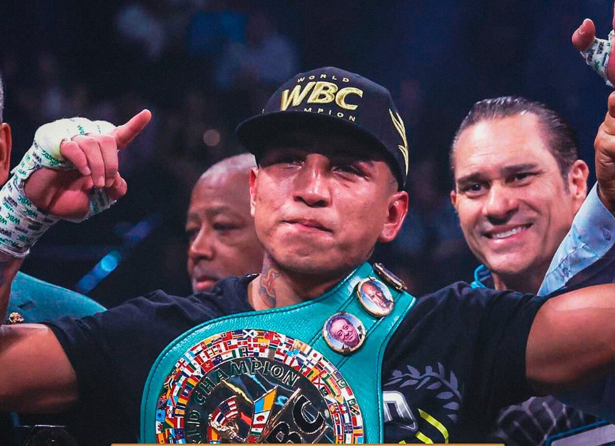 MARIO BARRIOS POSA PARA LA FOTO TRAS CONSEGUIR UNA VICTORIA