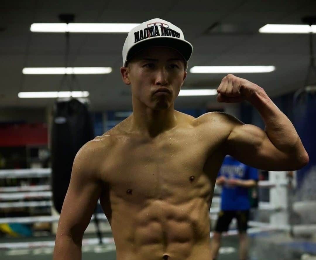 NAOYA INOUE POSA PARA FOTO TRAS UN ENTRENAMIENTO