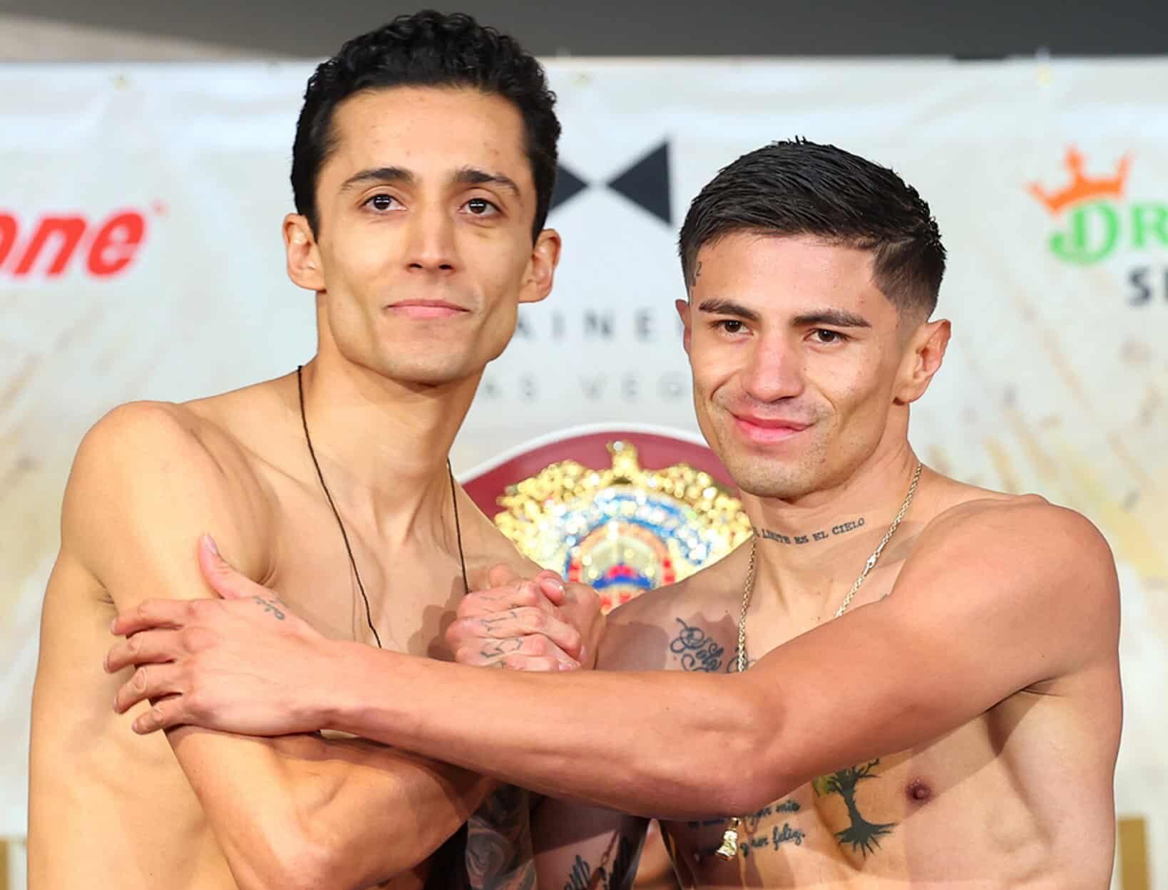 RAFAEL ESPINOZA A LA IZQUIERDA Y SERGIO CHIRINO A LA DERECHA, SE SALUDAN TRAS EL PESAJE
