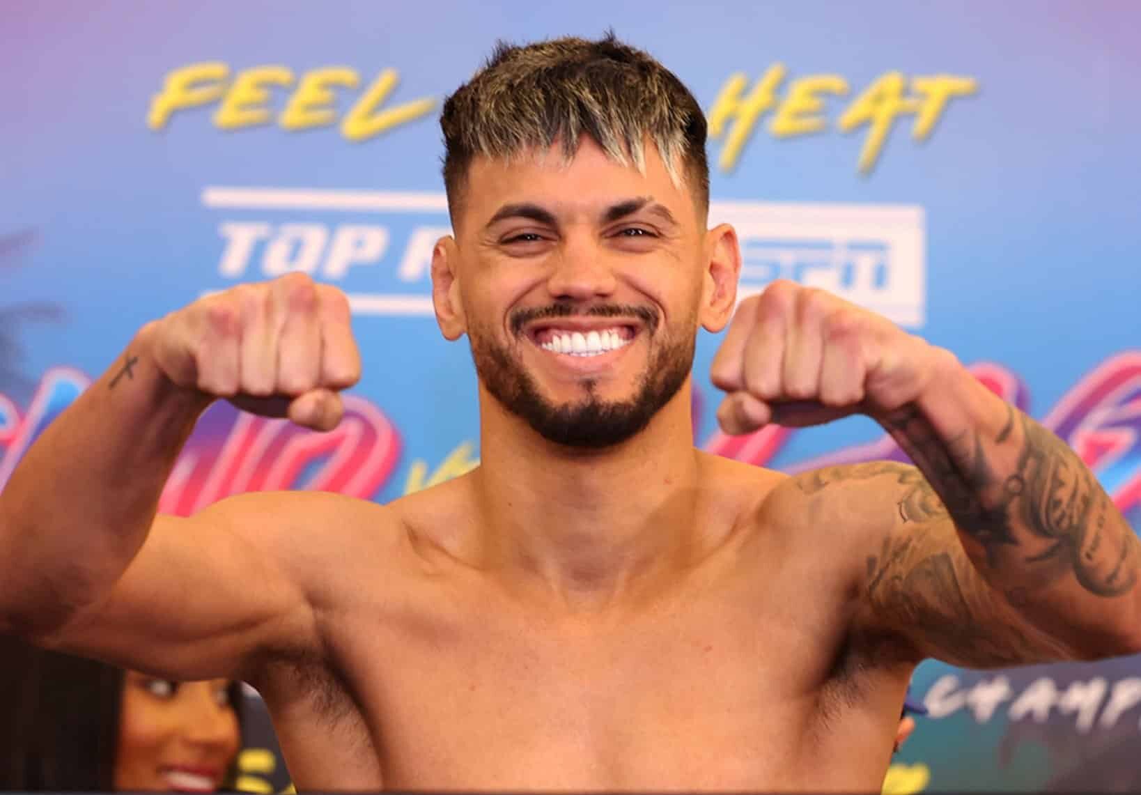 ROBEISY RAMÍREZ POSA PARA LA FOTO TRAS EL PESAJE