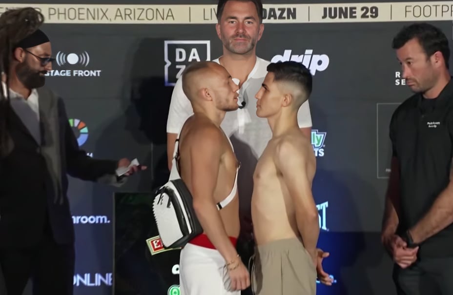 SUNNY EDWARDS A LA IZQUIERDA Y A LA DERECHA ADRIÁN CURIEL CARA A CARA TRAS EL PESAJ