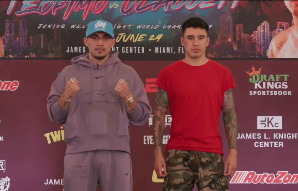 TEÓFIMO LÓPEZ A LA IZQUIERDA Y STEVE CLAGGETT A LA DERECHA, POSAN PARA LA FOTO