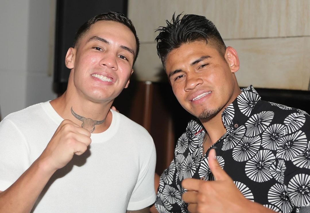 ÓSCAR VALDEZ A LA IZQUIERDA Y VAQUERO NAVARRETE A LA DERECHA, POSANDO JUNTOS PARA LA FOTO