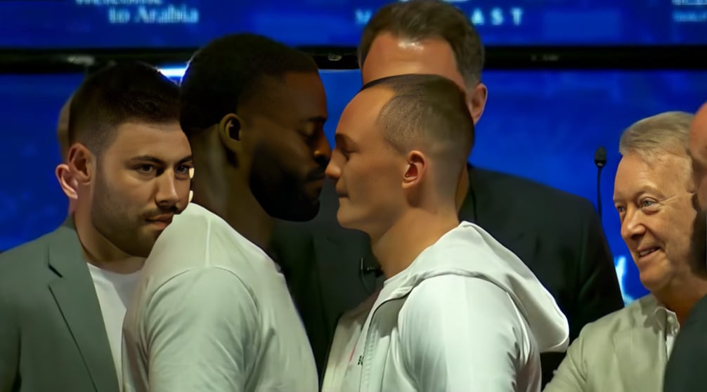 A LA IZQUIERDA JOSHUA BUATSI, Y A LA DERECHA WILLY HUTCHINSON, CARA A CARA TRAS LA RUEDA DE PRENSA INICIAL