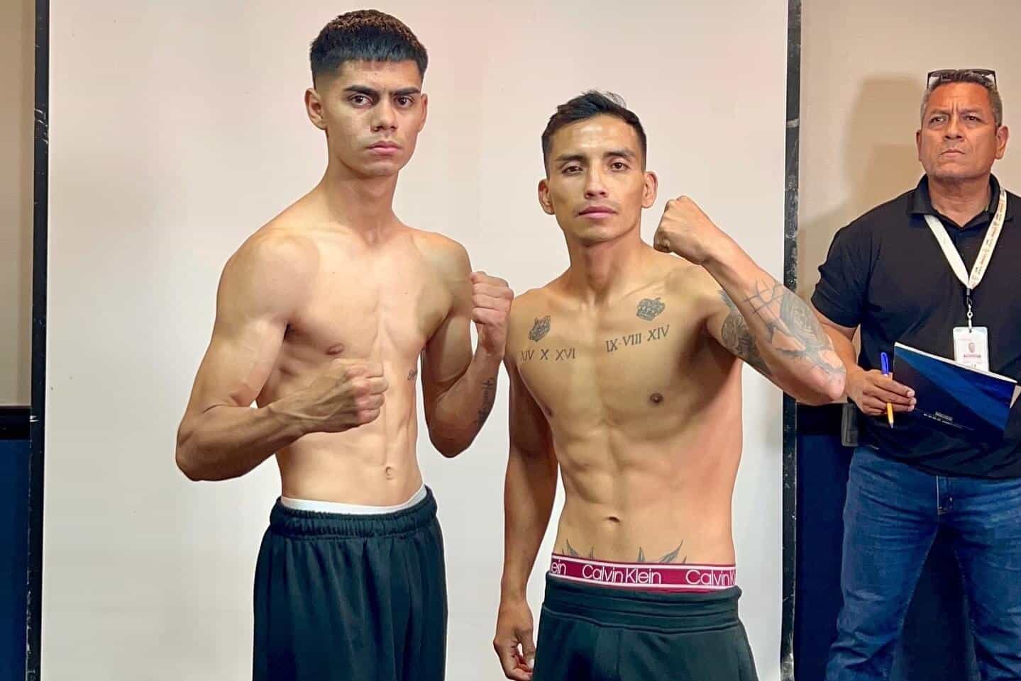 YOREME MENDOZA A LA IZQUIERDA Y EL CHACAL HERNÁNDEZ A LA DERECHA, POSANDO PARA LA FOTO TRAS EL PESAJE