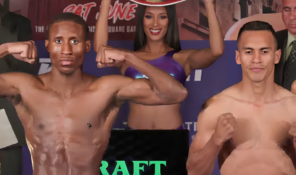 BRUCE CARRINGTON A LA IZQUIERDA Y BRAYAN DE GRACIA A LA DERECHA, POSANDO PARA LA FOTO TRAS EL PESAJE