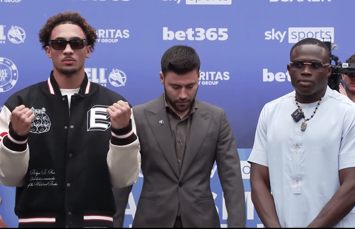 BEN WHITTAKER A LA IZQUIERDA Y EZRA ARENYEKA A LA DERECHA, POSAN PARA LA FOTO TRAS LA RUEDA DE PRENSA