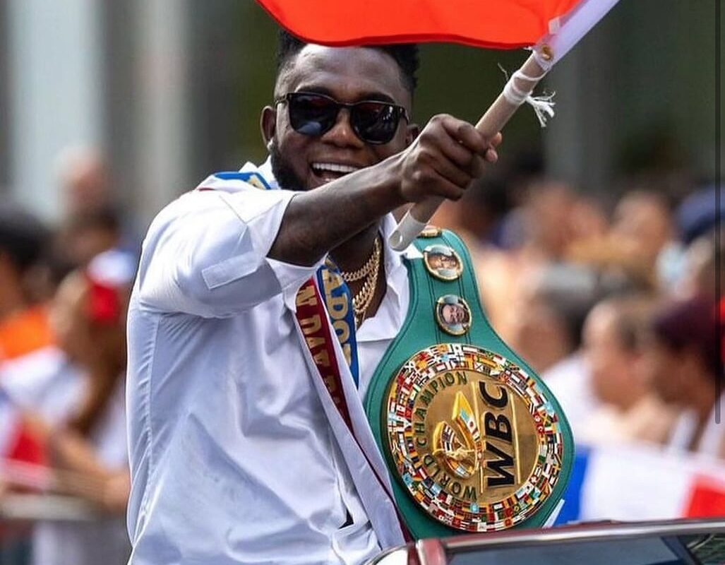 CARLOS ADAMES CELEBRA CON SU CINTURÓN DEL CMB Y LA BANDERA DE REPÚBLICA DOMINICANA